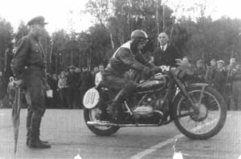 Гонки на мотоциклах были его любимым занятием. На его счету несколько всесоюзных рекордов.
