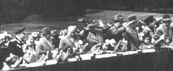 1 мая 1960 г. На трибуне мавзолея Н. Хрущеву уже сообщили о нарушителе.