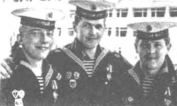 Трое из оставшихся в живых матросов с подводной лодки "Комсомолец". В центре Юрий Козлов. 