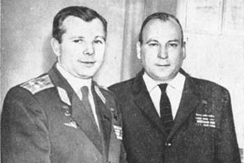 Юрий Гагарин и его учитель по аэроклубу Герой Советского Союза Сергей Иванович Сафронов.
