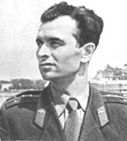 Летчик-истребитель Василий Поляков. Фото 1960 года.